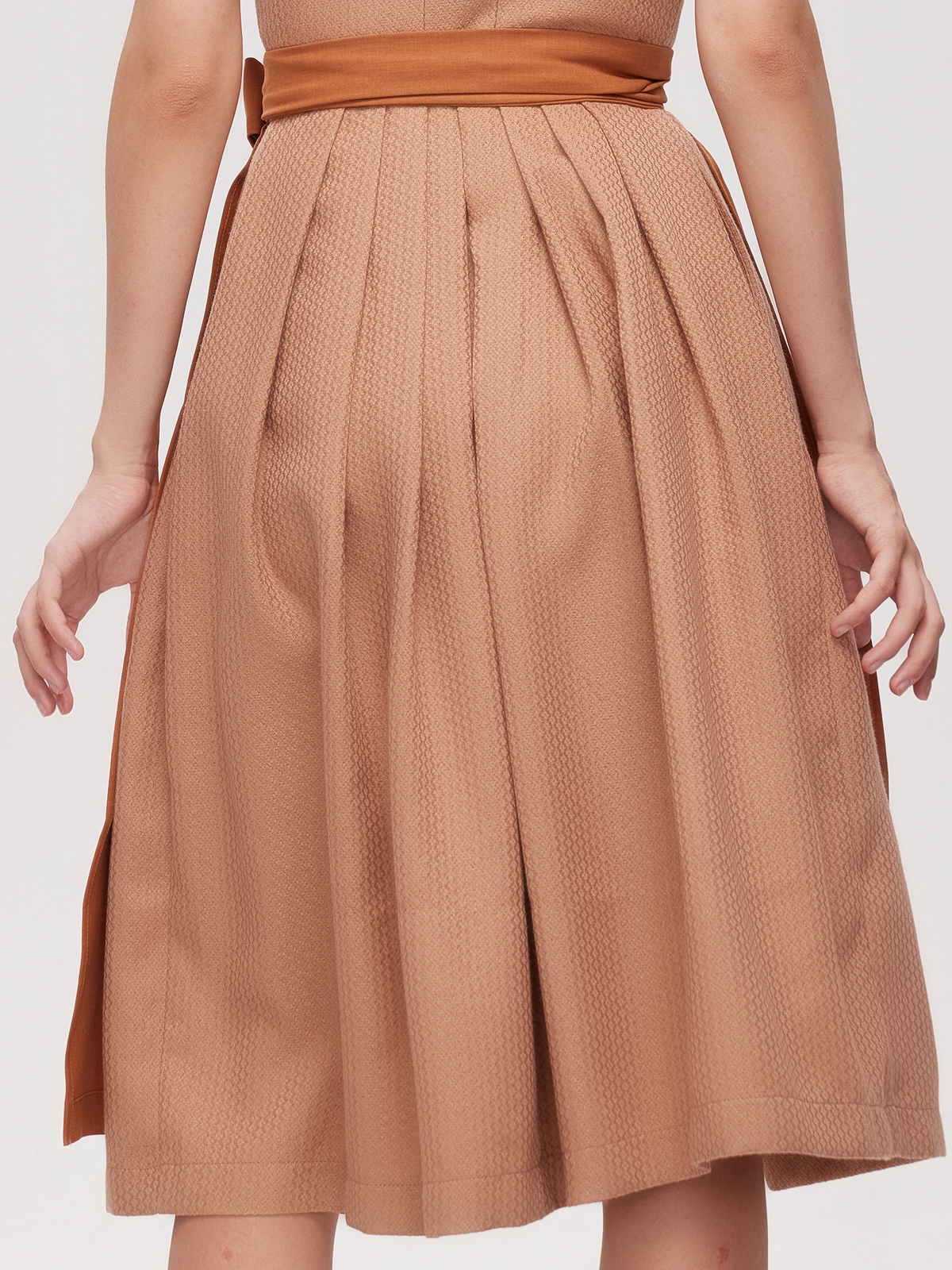 Flieder Dirndl in natürlicher Umgebung