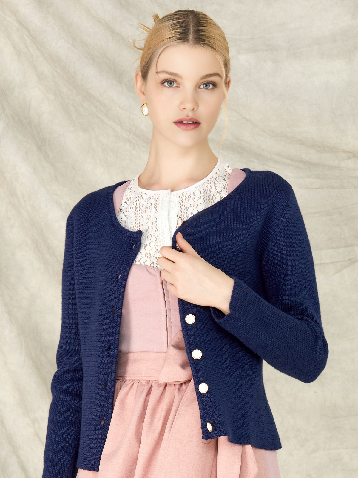 Dirndl Langarm mit eleganter Frisur