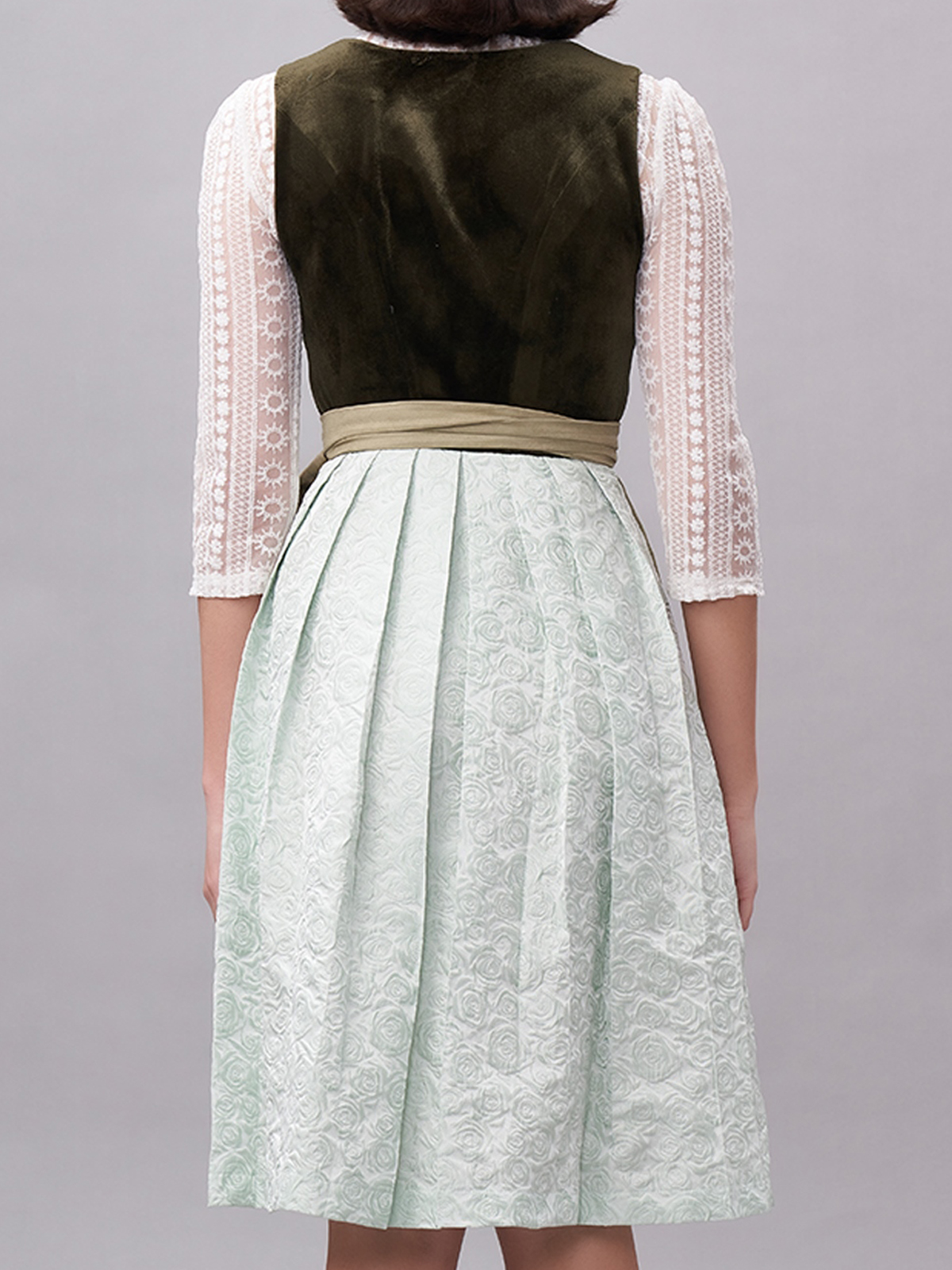 Dirndl in Grün mit hochgeschlossener Bluse