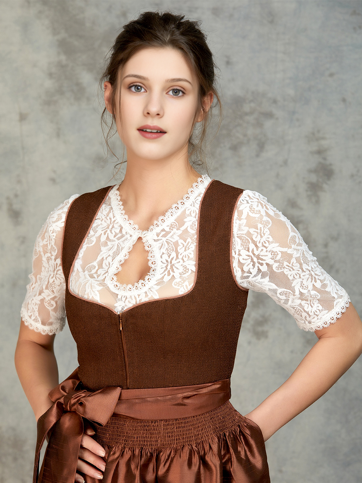Dirndl in smaragdgrünem Samt