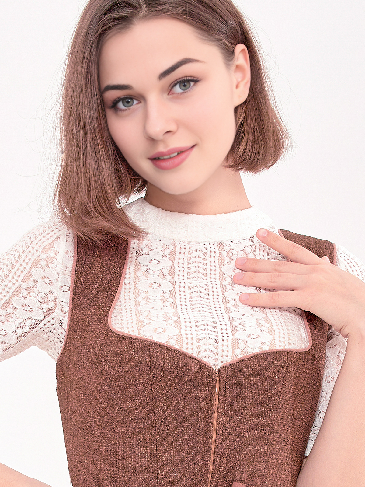 Dirndl in Braun mit traditionellen Details