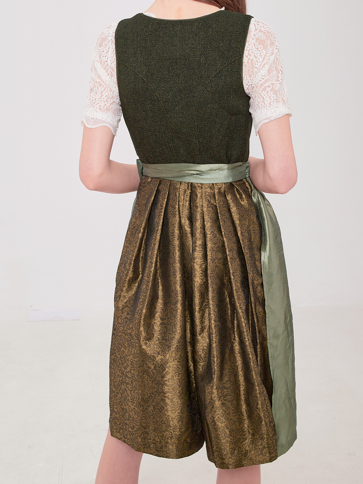 Grünes hochgeschlossenes Dirndl