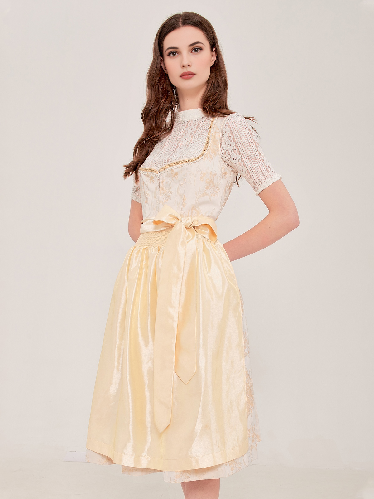 Braunes Dirndl mit modernem Schnitt