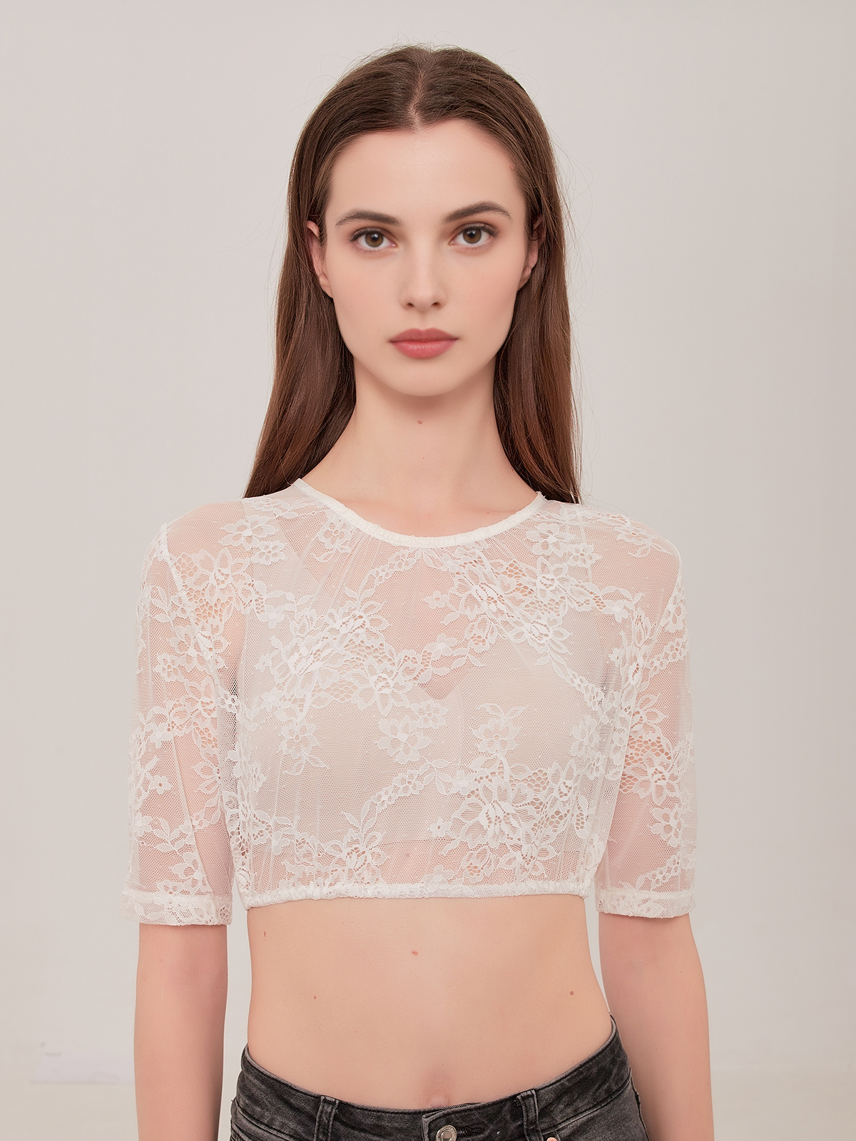 Weiße Dirndlbluse mit Spitzenverzierung