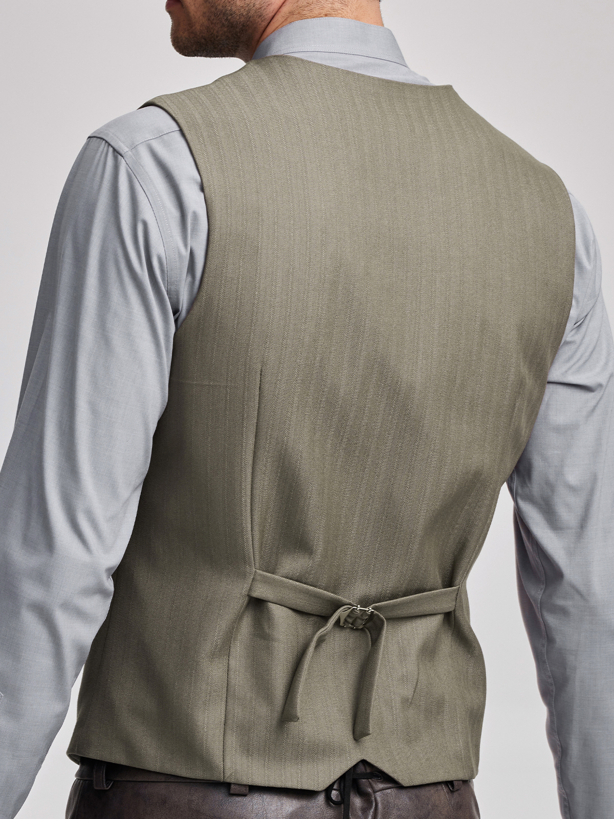 Dirndl in Braun mit traditioneller Schürze