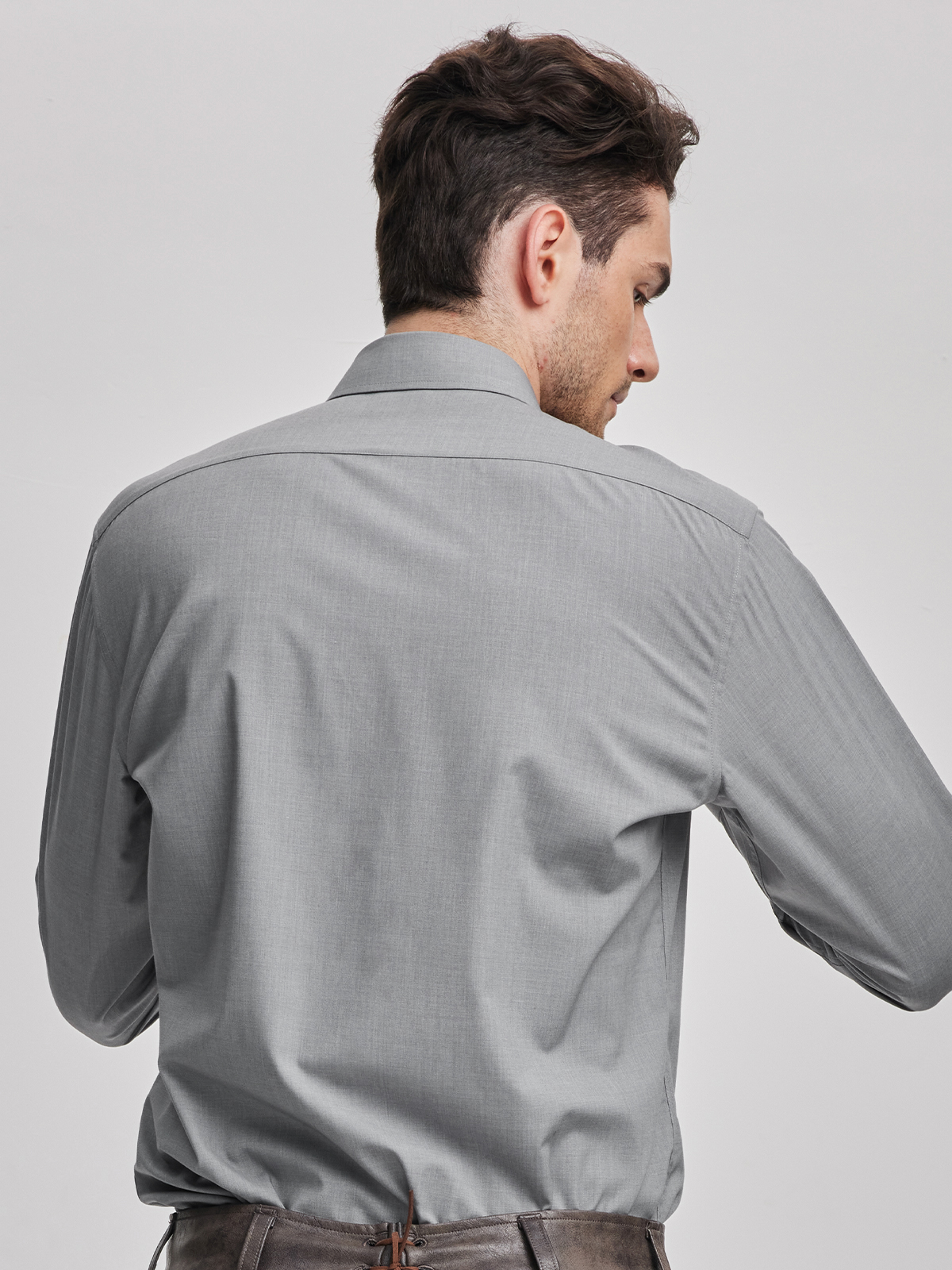 Ein modernes Dirndl in Grau mit traditionellen Elementen