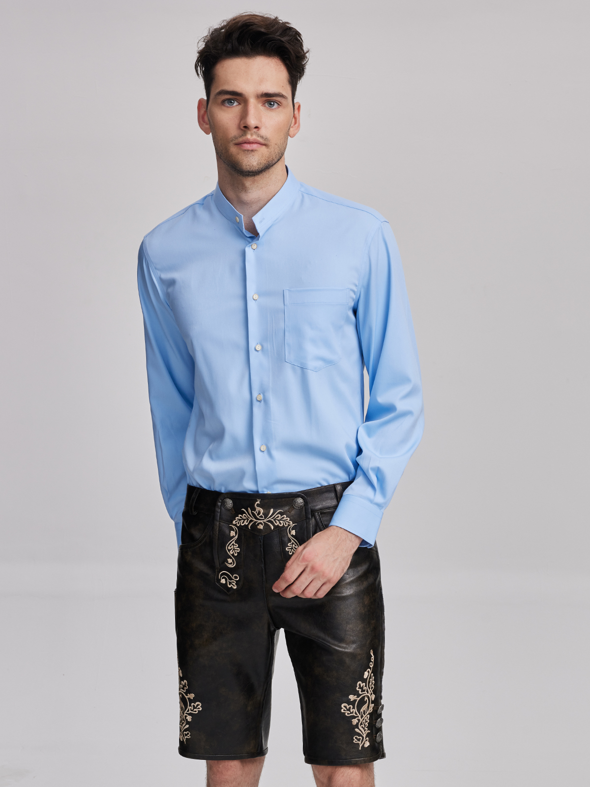 Modernes blaues Dirndl mit gelben Akzenten