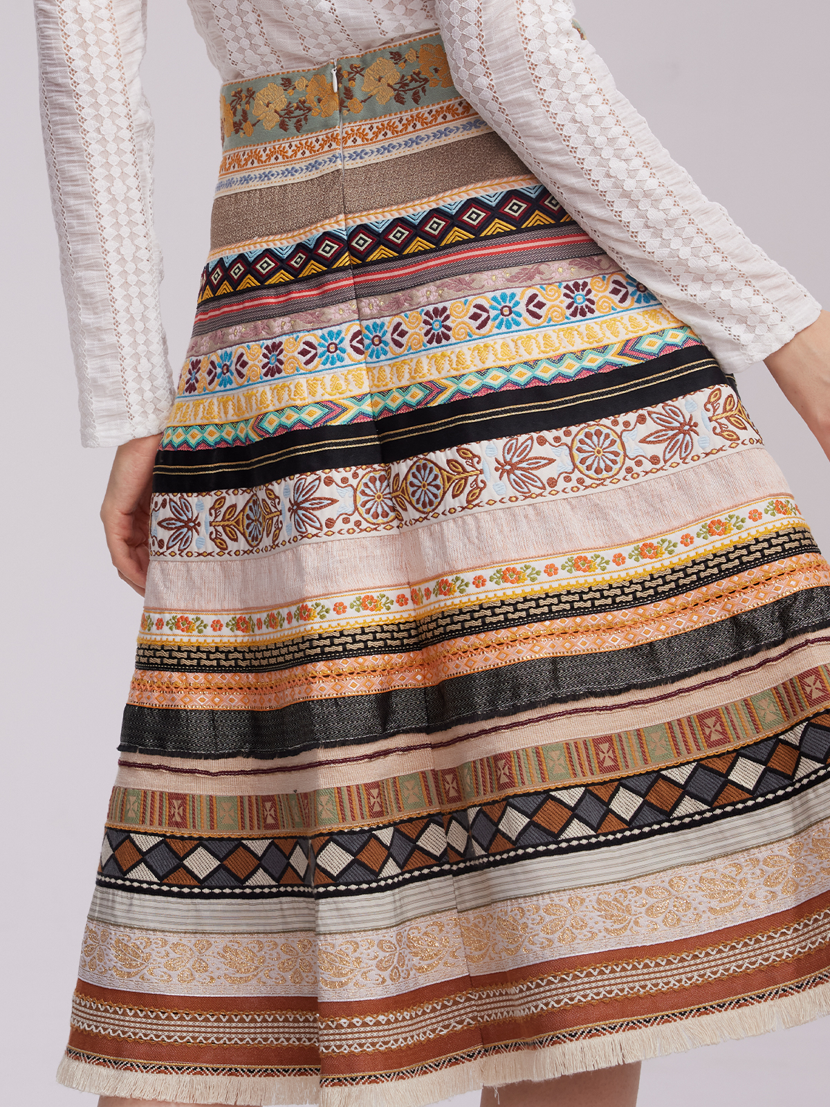 Dirndl Dunkelblau Samt in eleganter Pose