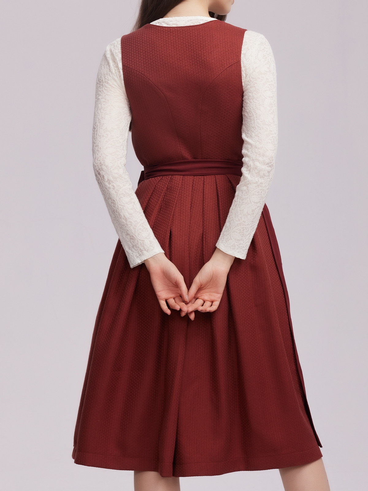 Dirndl in Rot mit traditioneller Schürze